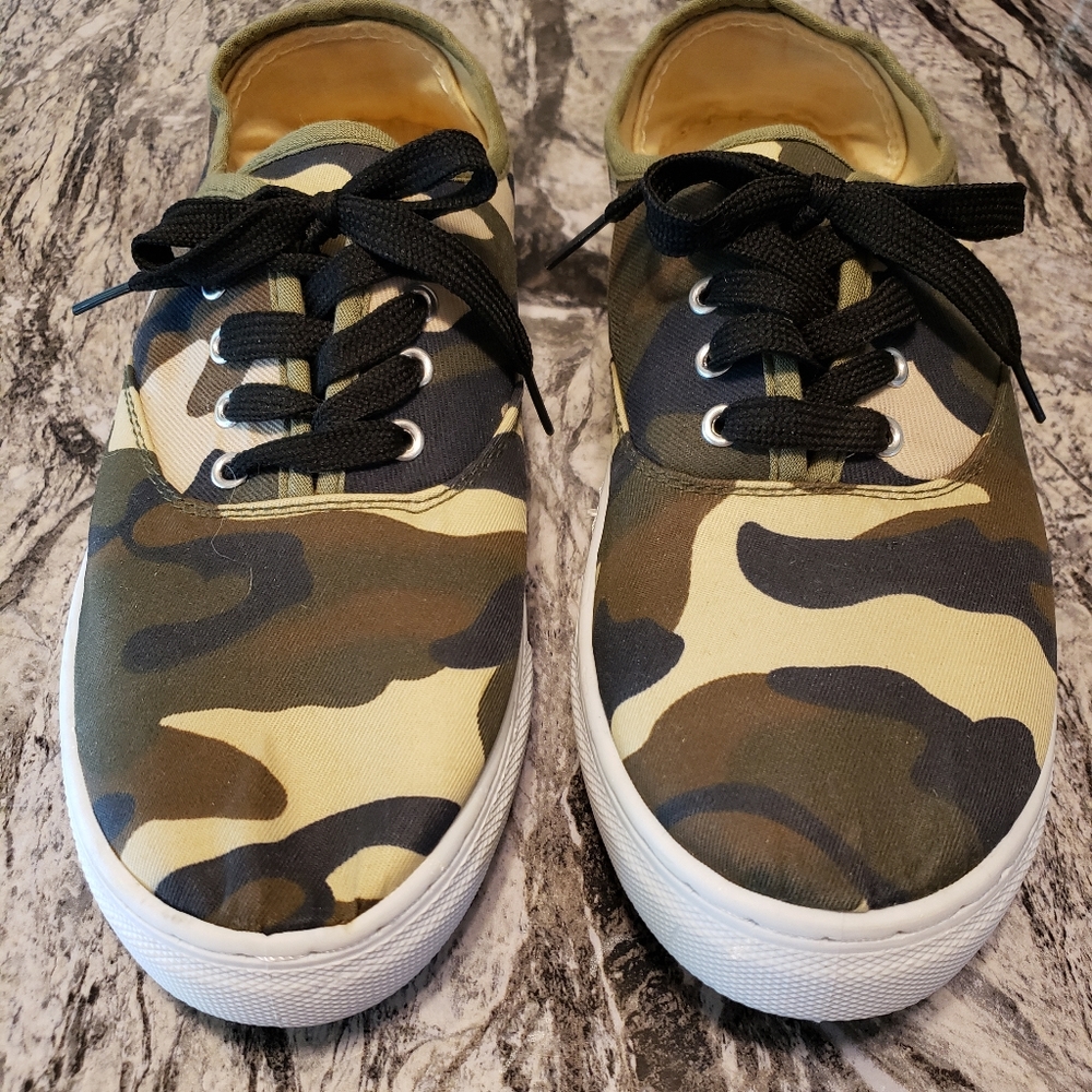 Sole Mates camo sneaker size 9